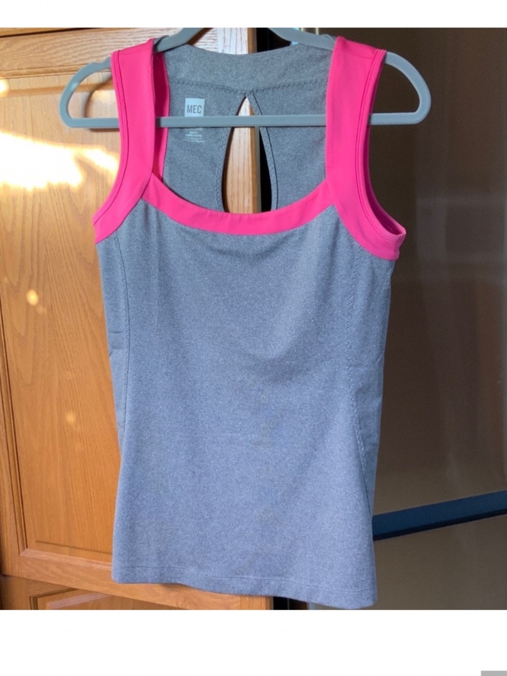 Athletic Top MEC - Picture 2 of 4